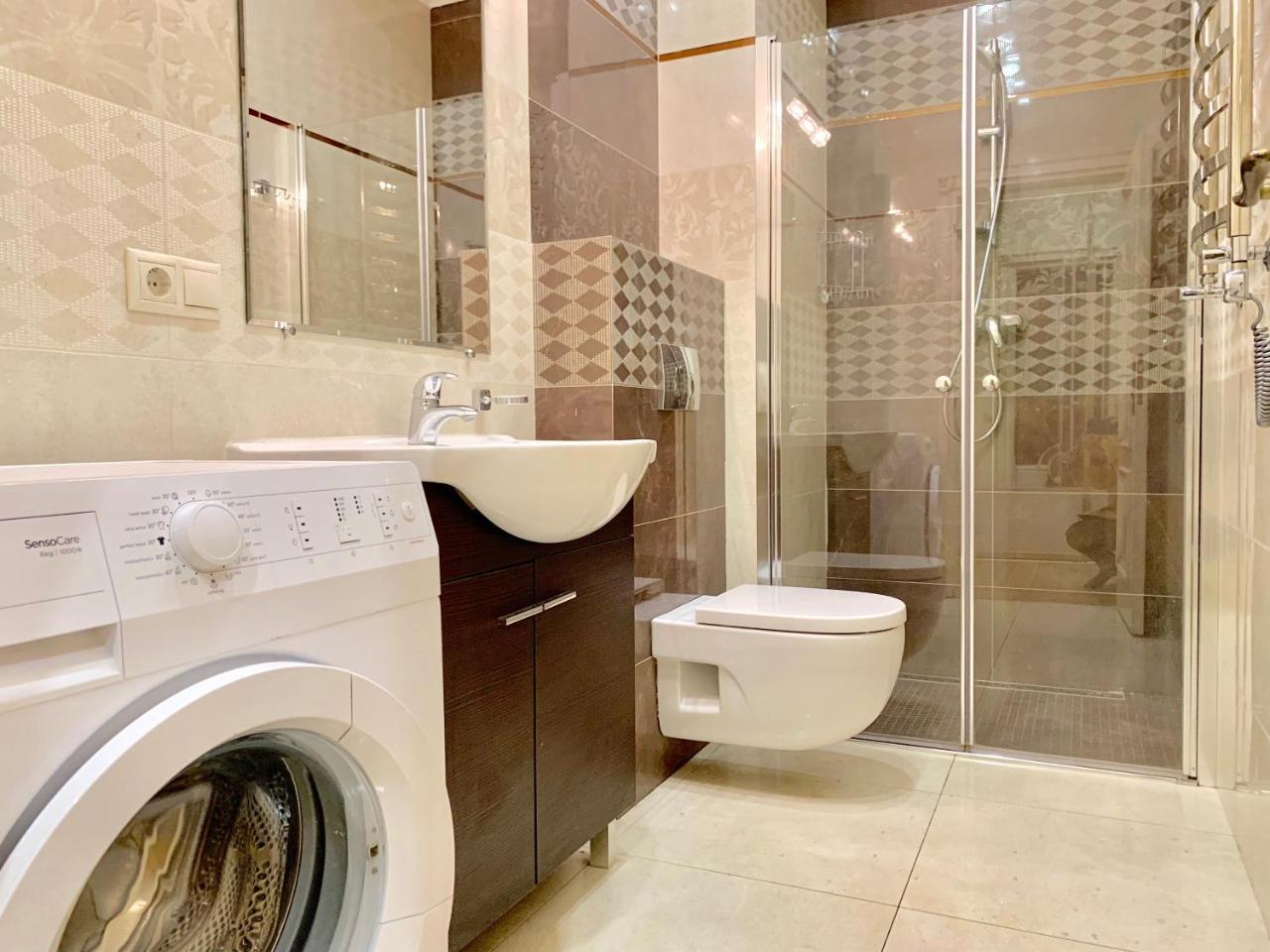 Two-Bedroom On Lesi Ukrainky Lviv Luaran gambar