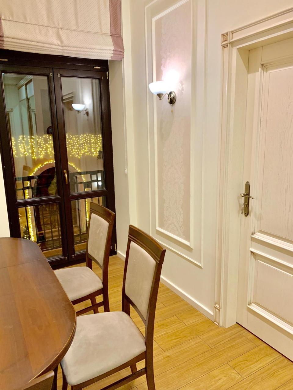 Two-Bedroom On Lesi Ukrainky Lviv Luaran gambar