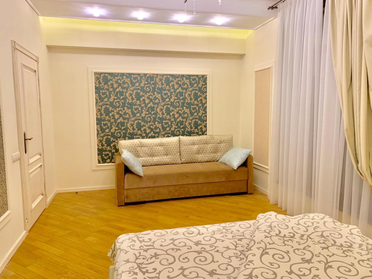 Two-Bedroom On Lesi Ukrainky Lviv Luaran gambar